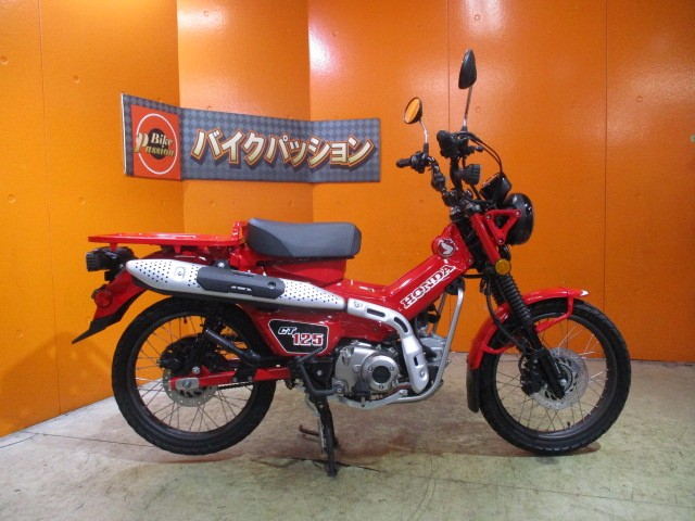 横から見てもこの通り状態グッド！！排気量も１２５ｃｃで前後ディスクブレーキ！！カブ最上級グレード！！