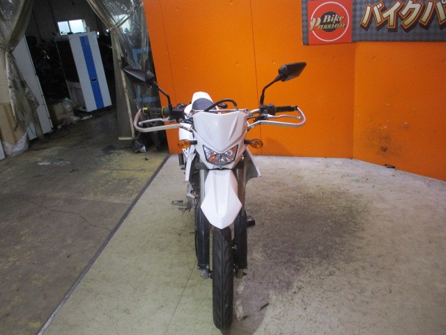 フロントから見てもこの通り状態グッド！オフロードらしく！ナックルガードも装備済み！早い者勝ちの一台！