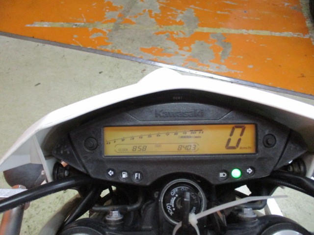 走行も８４０３ｋｍの低走行車！！燃料消費率１Ｌ＝５３．５ｋｍの高燃費車両！通勤にももってこいの一台！