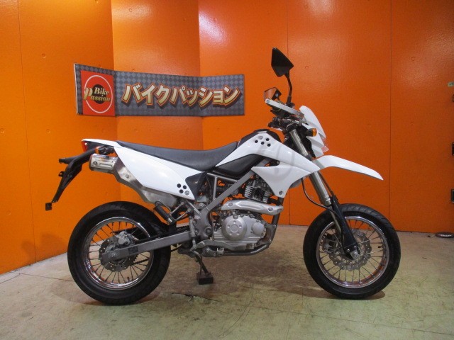 横から見てもこの通り状態グッド！！今やＤトラ１２５も希少車！悩むのは本当に危険な一台！！