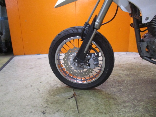 ホイールもこの通り状態グッド！！Ｄトラ１２５はＫＬＸと違い！フロントフォークが倒立フォークですよ！！