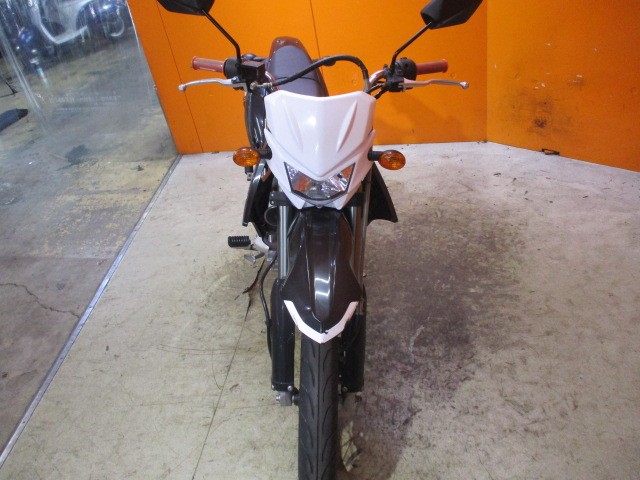 フロントから見てもこの通り状態グッド！！絶版後も国産１２５オフといえばこのＤトラッカーかＫＬＸですよ