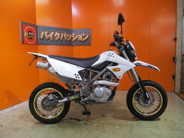 横から見てもこの通り状態グッド！！今やＤトラ１２５も希少車！ですので悩むのは危険な一台ですよ！！