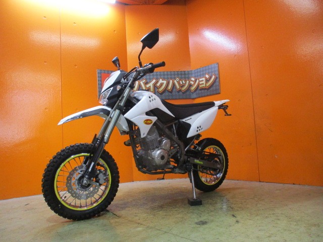 こちらの車両は納車点検を行わないので保証はありませんが支払総額がとってもリーズナブル！勝負価格の一台