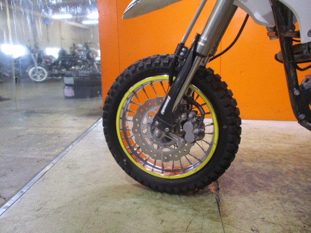 ホイールもこの通り状態グッド！！タイヤもオフタイヤでしかも前後バリ溝のお買い得な一台ですよ！！