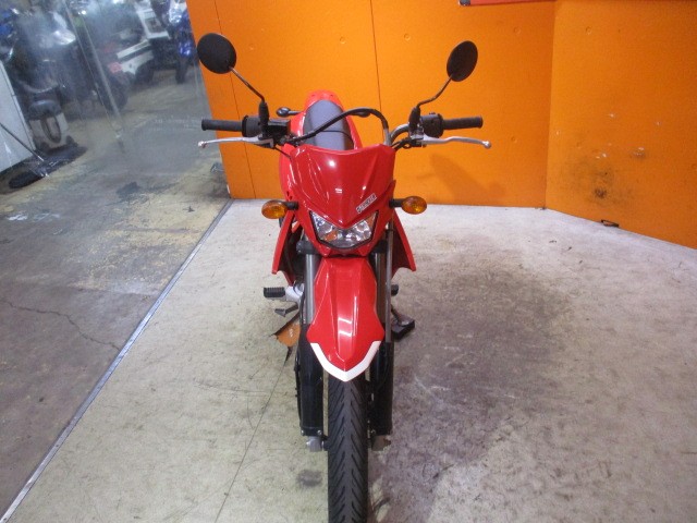 フロントから見てもこの通り状態グッド！国産の１２５オフといえばＤトラかＫＬＸですよね！！