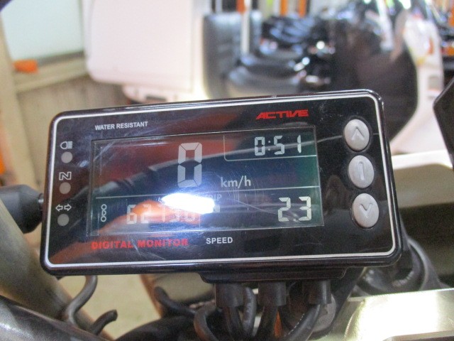 メーターもアクティブの社外メーターに変更！勿論タコメーターのダブルメーター！これまたレーシング仕様！