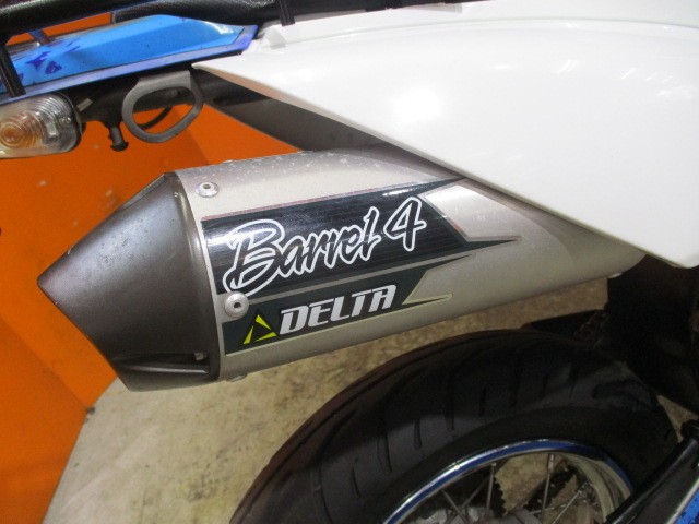 マフラーは高価なデルタマフラー装着済み！！ここまでカスタム済みのＤトラッカーがこの価格はまじで安い！