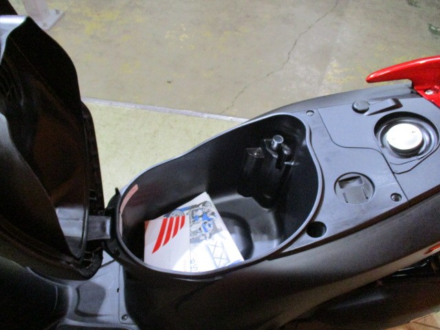 メットインもこの通りとっても広くて使いやすい！安心の取説完備でビギナーも安心ですよ！！