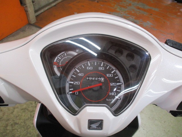 走行距離はまだまだ１８２２９ｋｍ！！燃料消費率１Ｌ＝５７．９ｋｍで燃費もいいです！