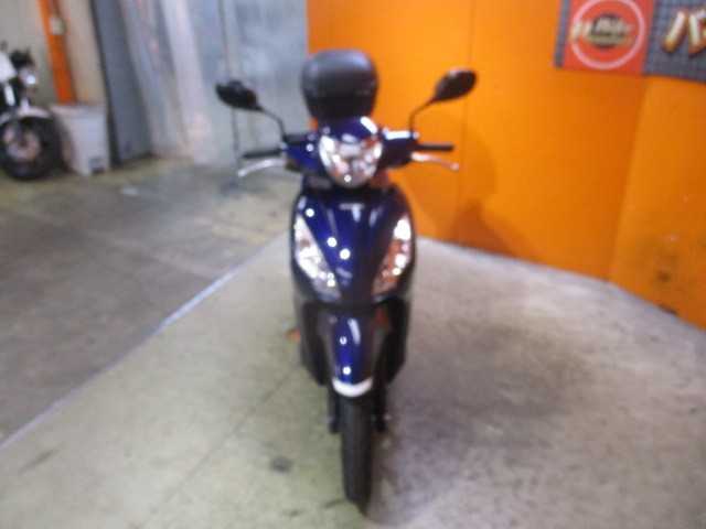 フロントから見てもこの通り状態グッド！２０１５年のモデルチェンジ後でこの状態でこの価格はお安い！