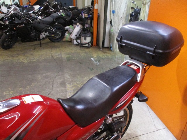 シートもこの通り破れもなければへたりもありません！当社は価格は安くても車両の質は高いですよ！！