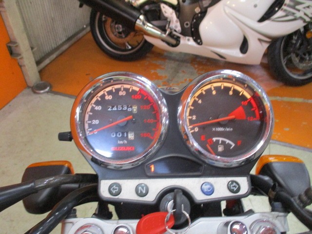 モデル２Ａですからインパネもこの通りネイキッド感あふれていますよ！シフトインジケーター装備は嬉しい！