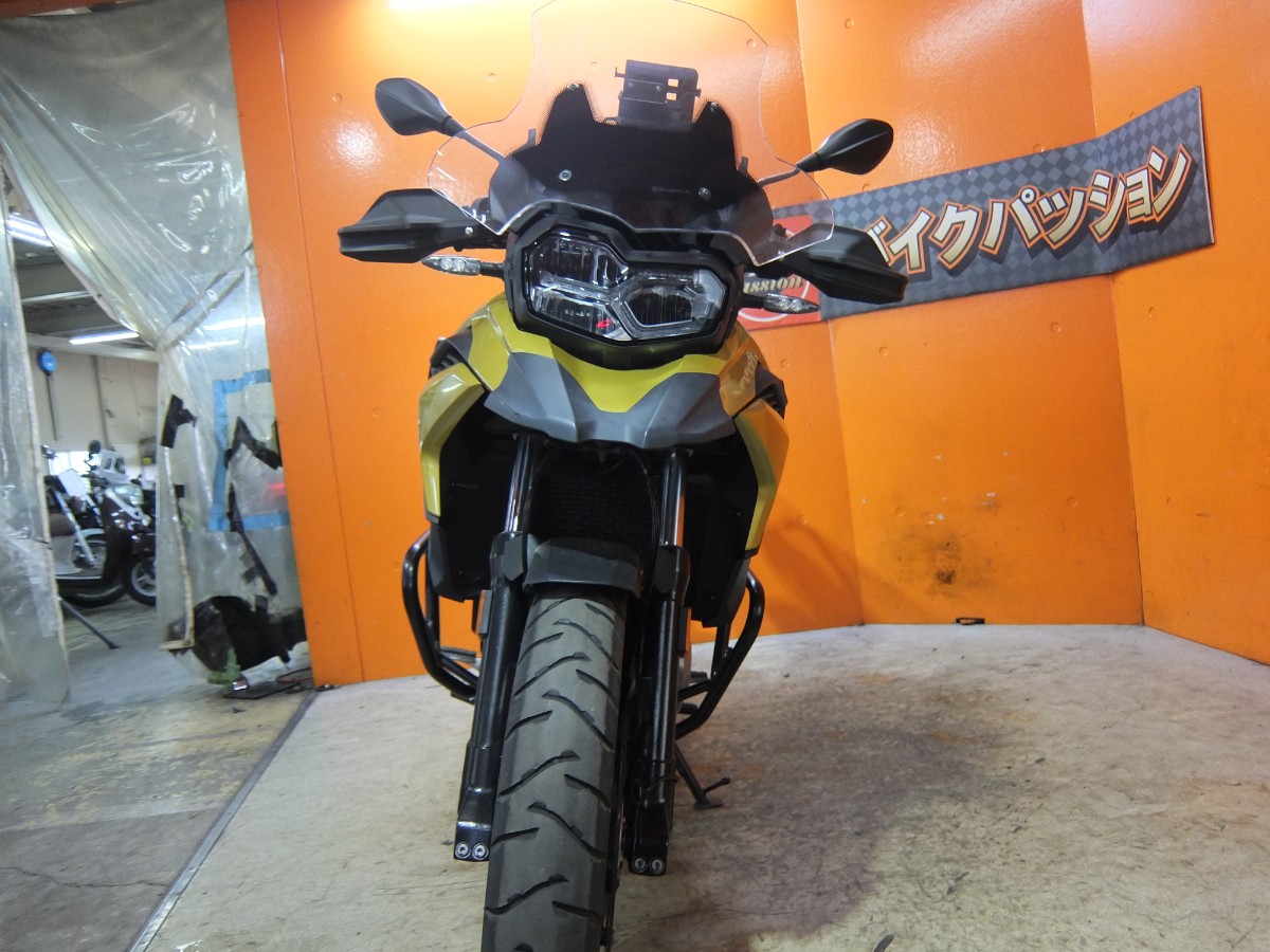 大迫力のフロントビュー！この独特のヘッドライトが印象的ですね！私は結構好みです！