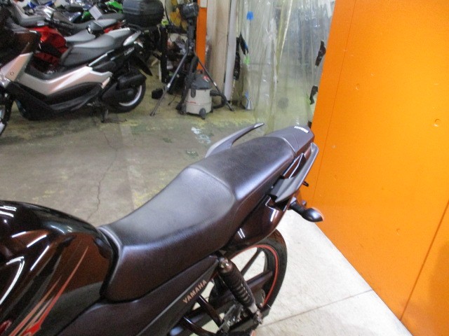 シートもこの通り破れもなければへたりもありません！！タンデムも楽々のフェザー１２５！！