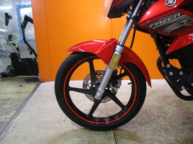 ホイールもこの通り状態グッド！！フォークのアウターまでもが綺麗な一台ですよ！！