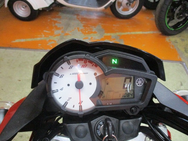 走行もびっくり低走行の１１０８４ｋｍ！タコメーターがアナログなので目でも加速感が楽しめる一台ですよ！