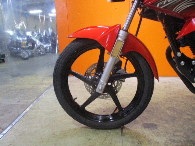 ホイールもこの通り状態グッド！フォークのアウターまでもが綺麗な一台！悩むのは本当に危険な一台！！