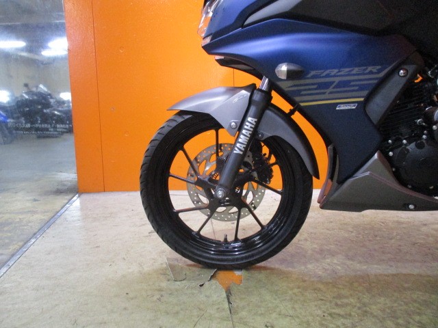 ホイールもかっこいいスポークホイール！車両重量わずか１５４ｋｇですからビギナーにもお勧めですよ！！