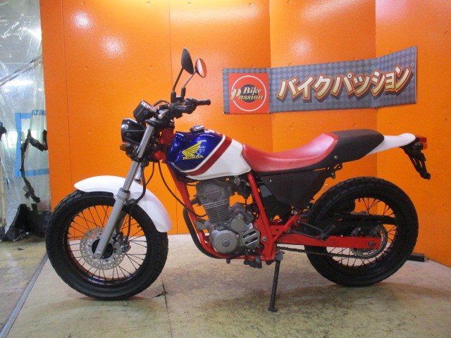 反対側もこの通り状態グッド！！外装は勿論！エンジンもホイールも綺麗な一台ですよ！他店追従不可能価格