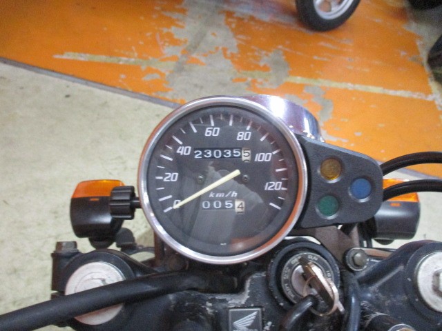 走行もまだまだの２３０３５ｋｍ！！勿論メーターも安心のノーマルメーター！！通販も勿論大歓迎の一台！！