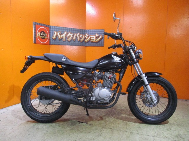 横から見てもこの通り状態グッド！！外装もエンジンもマフラーも足回りも綺麗な一台ですよ！本部長決済価格
