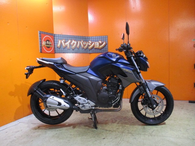 横から見てもこの通り状態グッド！！カラーも男女問わず人気の高いレーシングブルー！他店追従不可能価格！