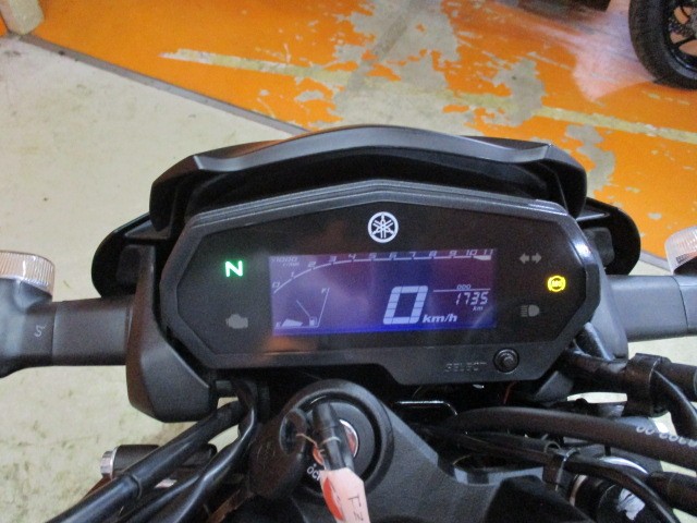 走行も１７３５ｋｍの低走行車！！安心のＡＢＳ装備車両ですからビギナーにもお勧めのＦＺ２５ＡＢＳ！！