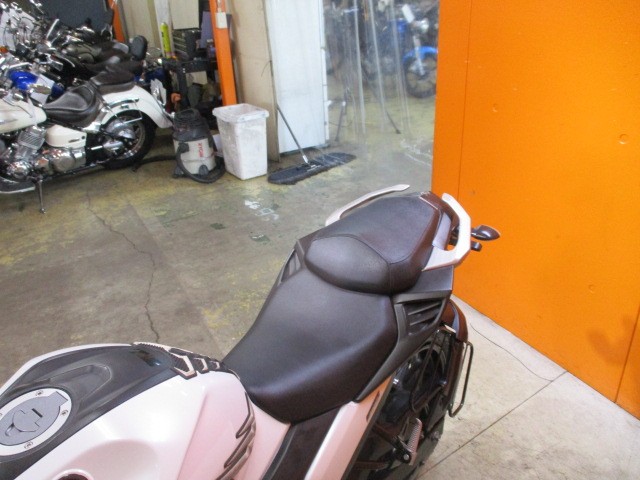 シートもこの通り破れもなければへたりもありません！タンデムも楽々のＦＺ２５！ビギナーにもお勧めの一台