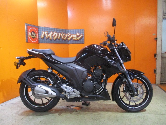 横から見てもこの通り状態グッド！写真の通り外装もエンジンもマフラーもホイールもとっても綺麗な一台！！