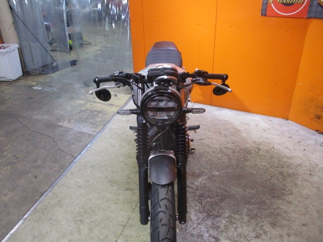 フロントから見てもこの通り状態グッド！ヘッドライトもカフェレーサーらしいガーニッシュ仕様！かっこいい