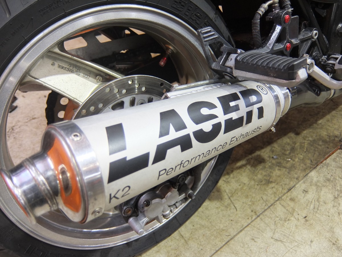 社外マフラーが入っています！二本出しでカッコよい！