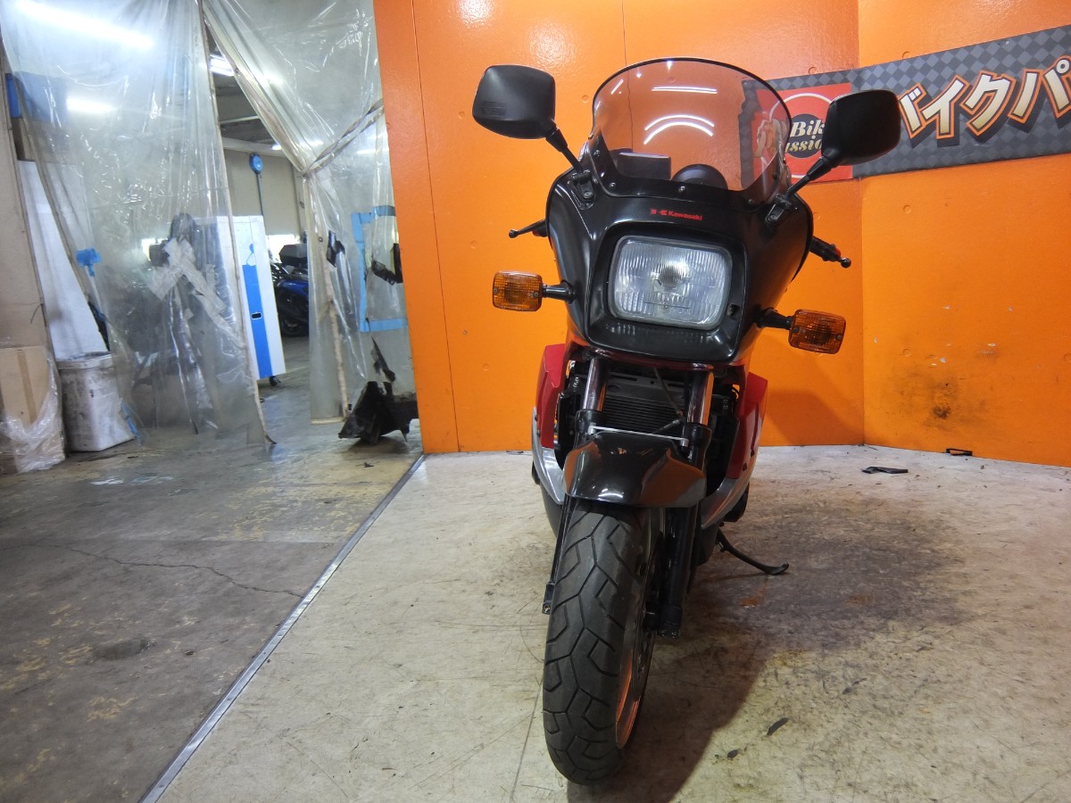 攻撃的なアッパーカウルにでっかい四角目で迫力満点です！