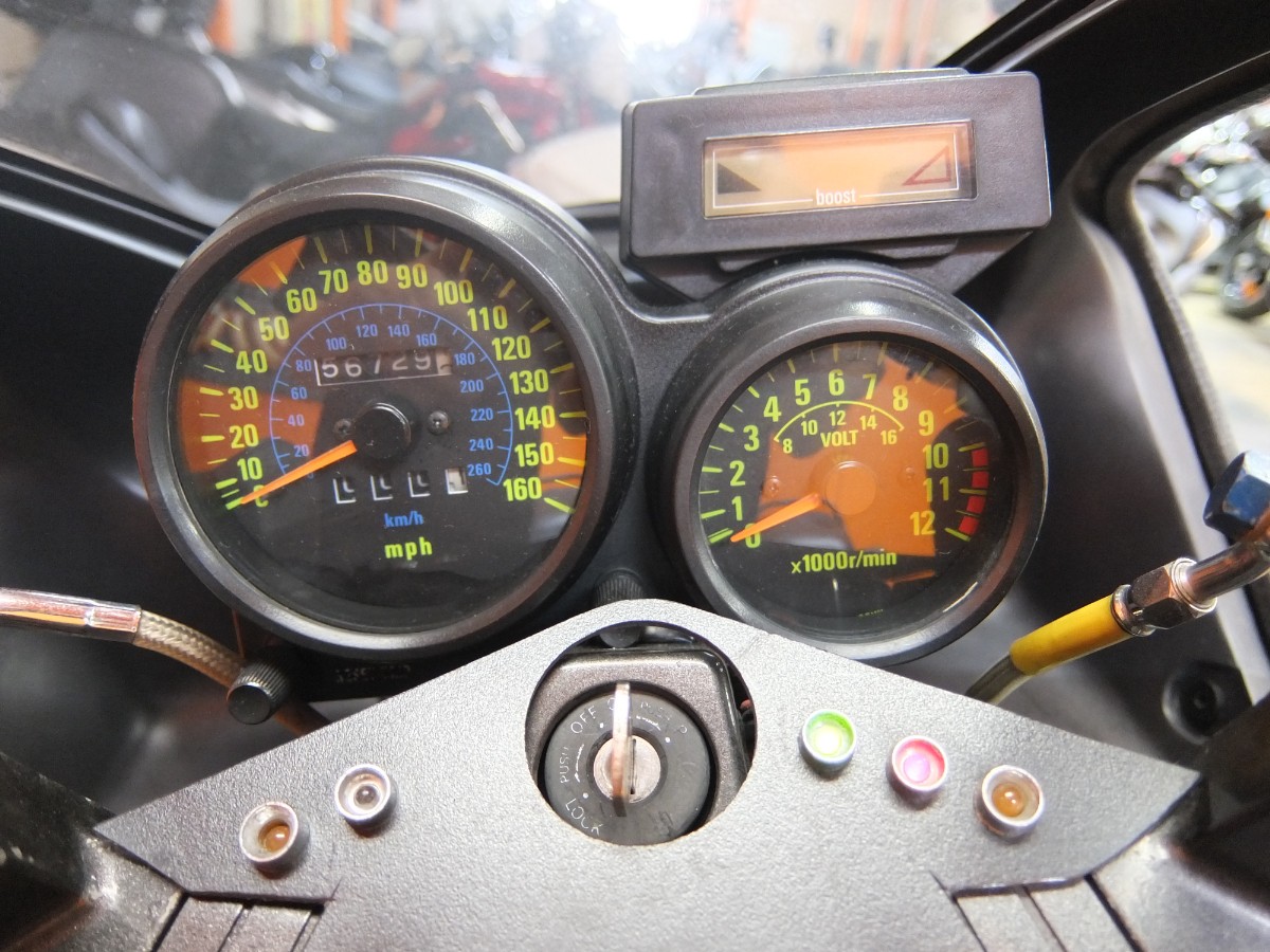 メーター類もちゃんと動いてます!ターボチャージャーが搭載されているので、ブースト系も付いていますよ！