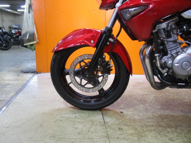 ホイールもこの通り状態グッド！！フォークのアウターまでもが綺麗な一台が今ならこの価格ですよ！！