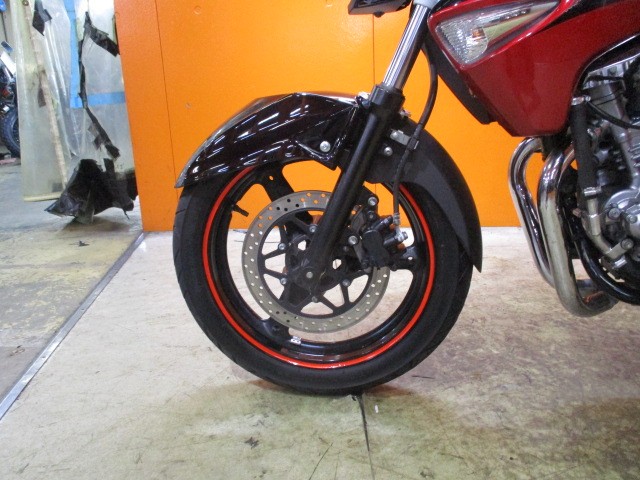 ホイールもこの通り状態グッド！！フォークのアウターまでもが綺麗なこの一台がこのカラーでこの価格は安い