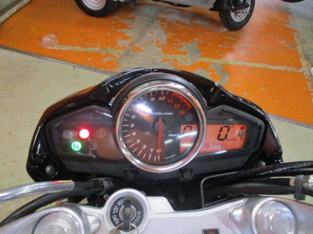 走行もまだまだの１６７４４ｋｍ！！純正でシフトインジケーター装備ですからビギナーでも安心の一台！