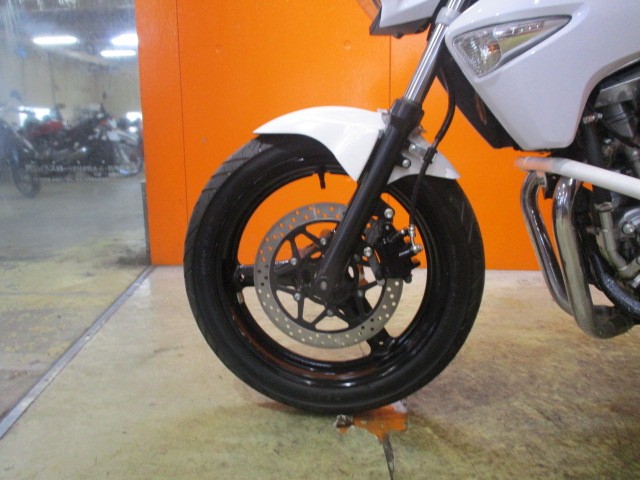 ホイールもこの通り状態グッド！フォークのアウターまでもが綺麗な一台！冗談抜きの早い者勝ちの一台！！