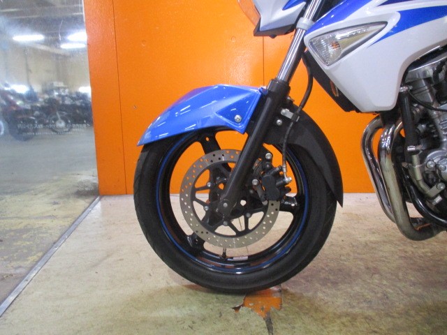 ホイールもこの通り状態グッド！フォークのアウターまでもが綺麗な一台！本当に悩むのは危険な一台ですよ！