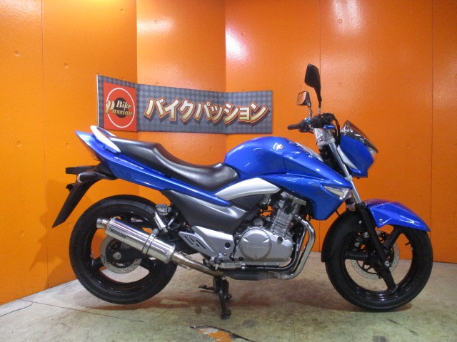 横から見てもこの通り状態グッド！！この２０１５年の新色のトリトンブルーメタリックは希少ですよ！！