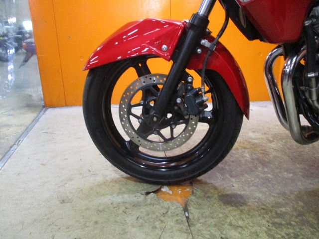 ホイールもこの通り状態グッド！フォークのアウターまでもが綺麗な一台がこの価格は正に他店追従不可能価格