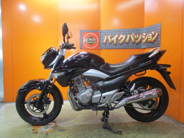 反対側もこの通り状態グッド！写真の通り外装もエンジンもマフラーまでもが綺麗な一台ですよ！