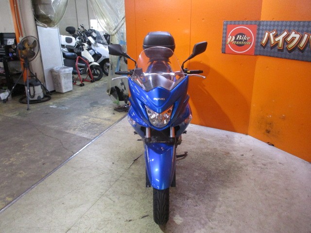 フロントから見てもこの通り状態グッド！！モデルＳはモデルＦよりも４９ｍｍ高いスクリーンが特徴！