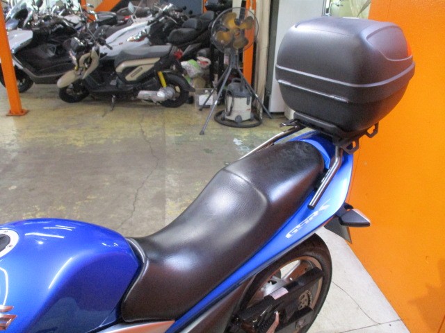 シートもこの通り破れもなければへたりもありません！社外キャリアにＢＯＸ装備でツーリング仕様！！