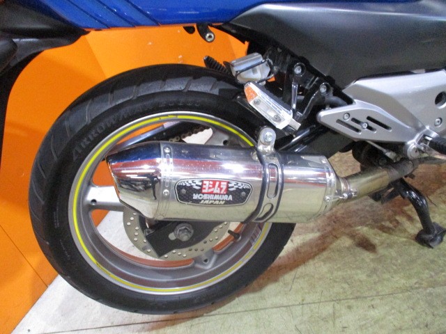 定価６万以上もする、高価なヨシムラ１本だしマフラー！ノーマルより６．７ｋｇも軽くなりますよ！！