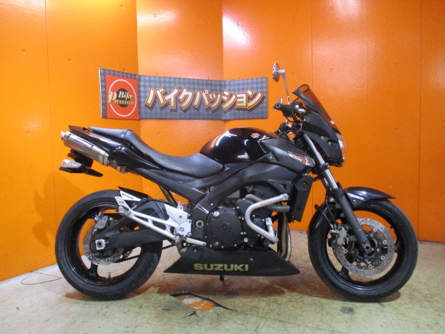 横から見てもこの通り状態グッド！ヨシムラマフラー！スクリーン！さらにエンジンガードも装備済み！！