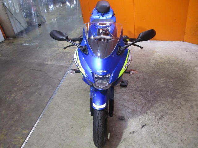 フロントから見てもこの通り状態グッド！この迫力のフェイスが１２５に見えますか！最高出力１５ＰＳ！！