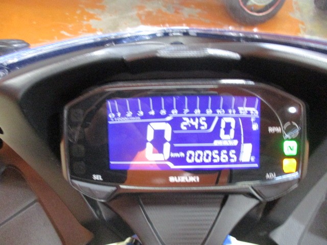 インパネもレーシングなフルデジタル！ＡＢＳも標準装備ですからビギナーでも安心の一台ですよ！決済価格！