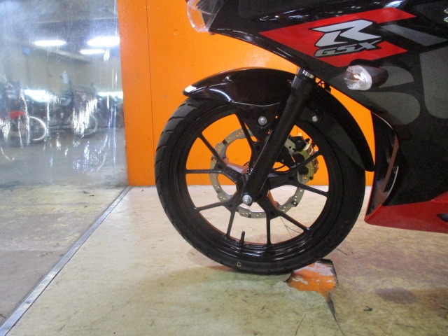 ホイールもこの通り状態グッド！１２５ｃｃでありながら前後１７インチホイールは迫力満点！悩むのは危険！