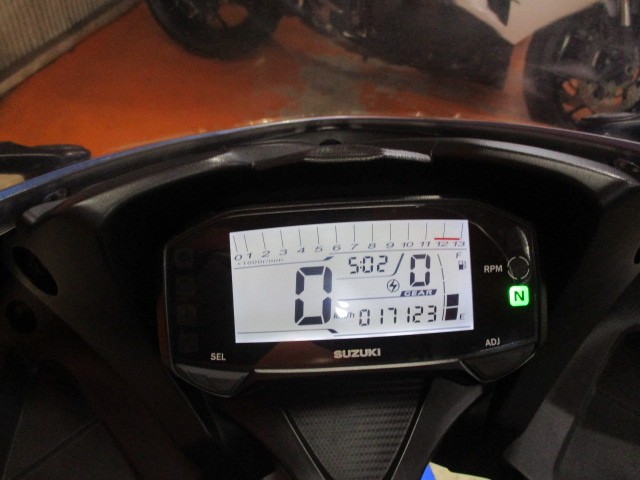 走行もまだまだの１７１２３ｋｍ！！４バルブＤＯＨＣエンジン！レブリミットも１０５００回転！！